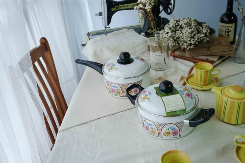 日本雜貨-昭和時代全新品白色馬賽克風格花朵珐瑯硬質兩手鍋2.2L