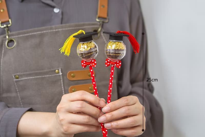 畢業禮物 超Q畢業帽 金莎棒棒糖 25cm長 紅點點紙管 流蘇2色可挑