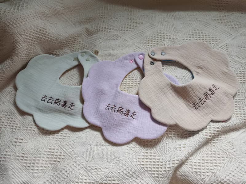 繡字朵朵兜/寶寶圍兜/口水巾