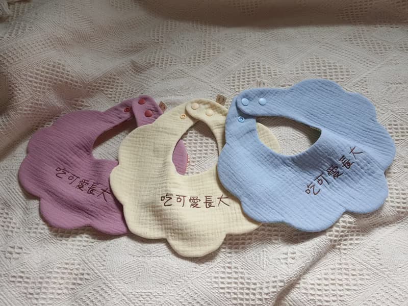 繡字朵朵兜/寶寶圍兜/口水巾