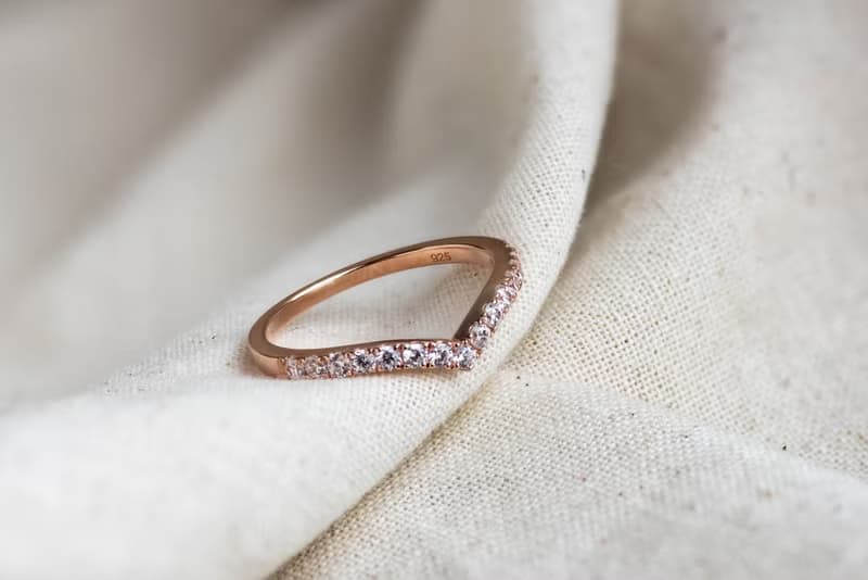 【熱賣款】經典V型鑽石線戒 • 純銀厚鍍18K金 • 日常婚戒