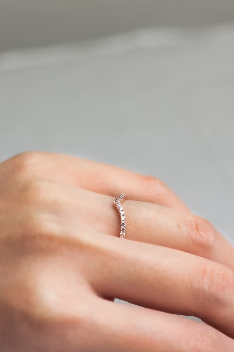 【熱賣款】經典V型鑽石線戒 • 純銀厚鍍18K金 • 日常婚戒