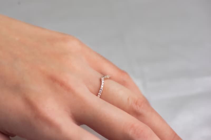 【熱賣款】經典V型鑽石線戒 • 純銀厚鍍18K金 • 日常婚戒