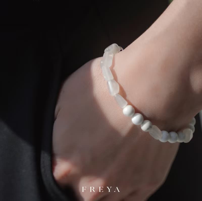 FREYA 白松石手鍊-月光石 能量水晶寶石 平靜情緒 正能量心靈平衡