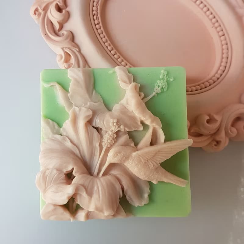 恬馨花園之蜂鳥與朱槿 香氛手工皂 英國 英國梨與小蒼蘭香味