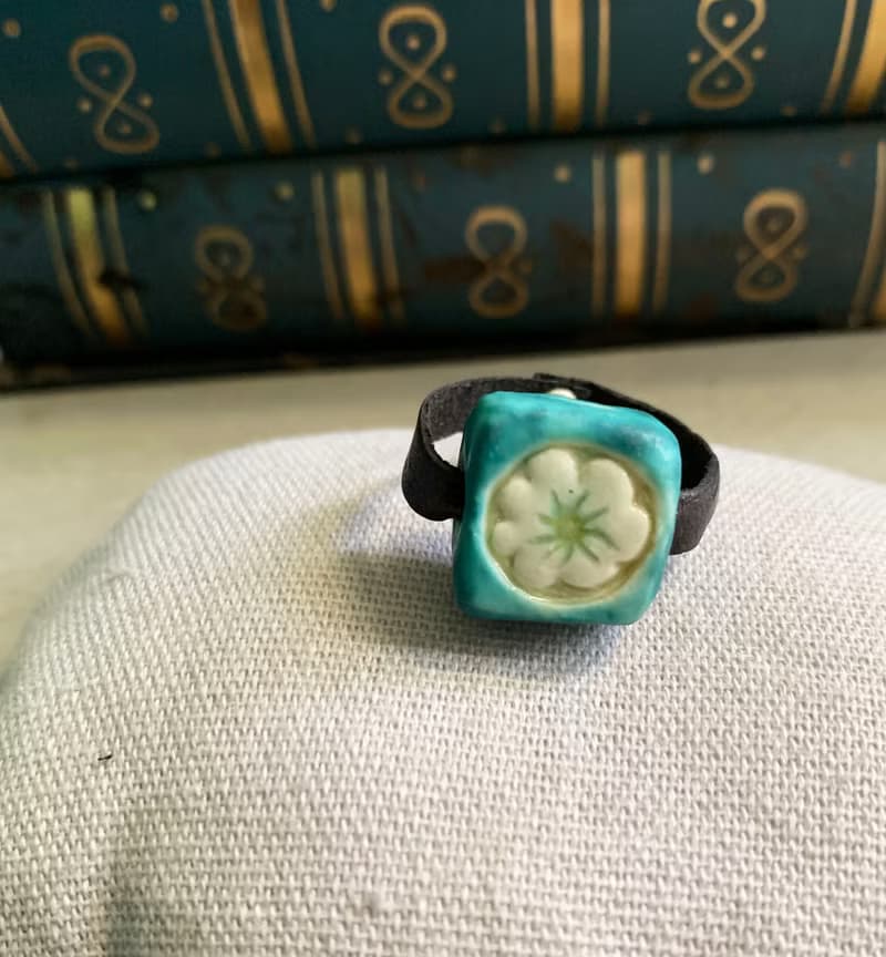 梅花戒指 日本白瓷 自然釉色 無限看不膩色調 真皮革 藝術等級