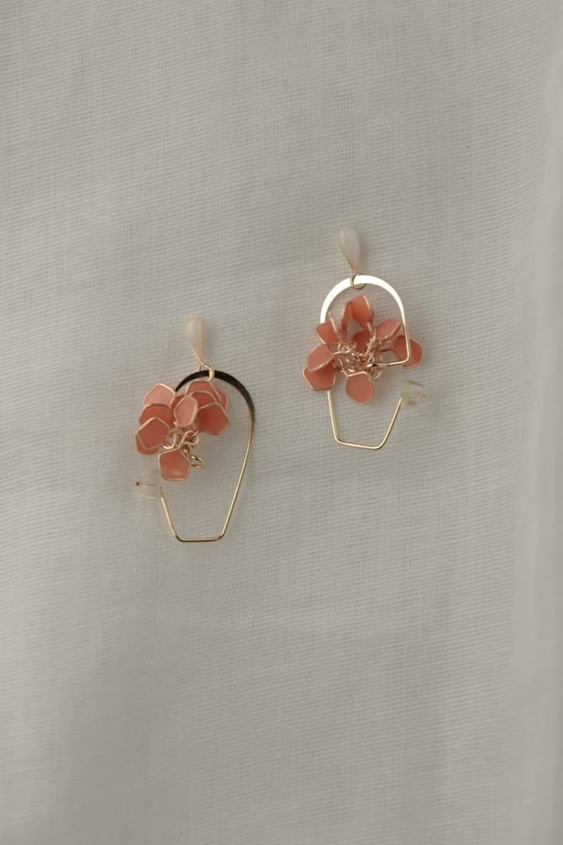 小G咬花耳環/耳夾 耳夾耳環 可愛飾品 飾品推薦 樹脂 約會飾品