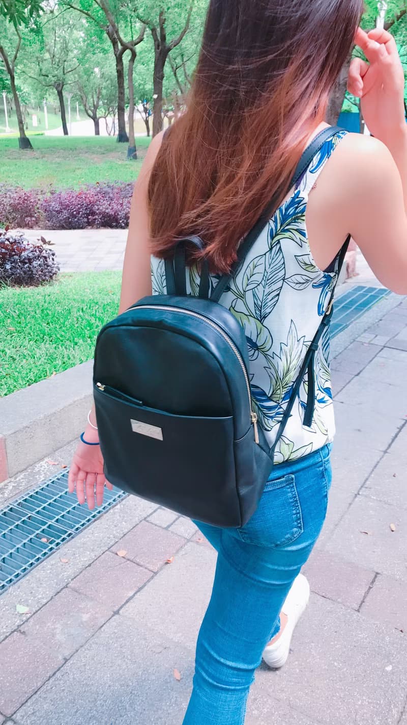 【情人節禮盒】簡約真皮後背包