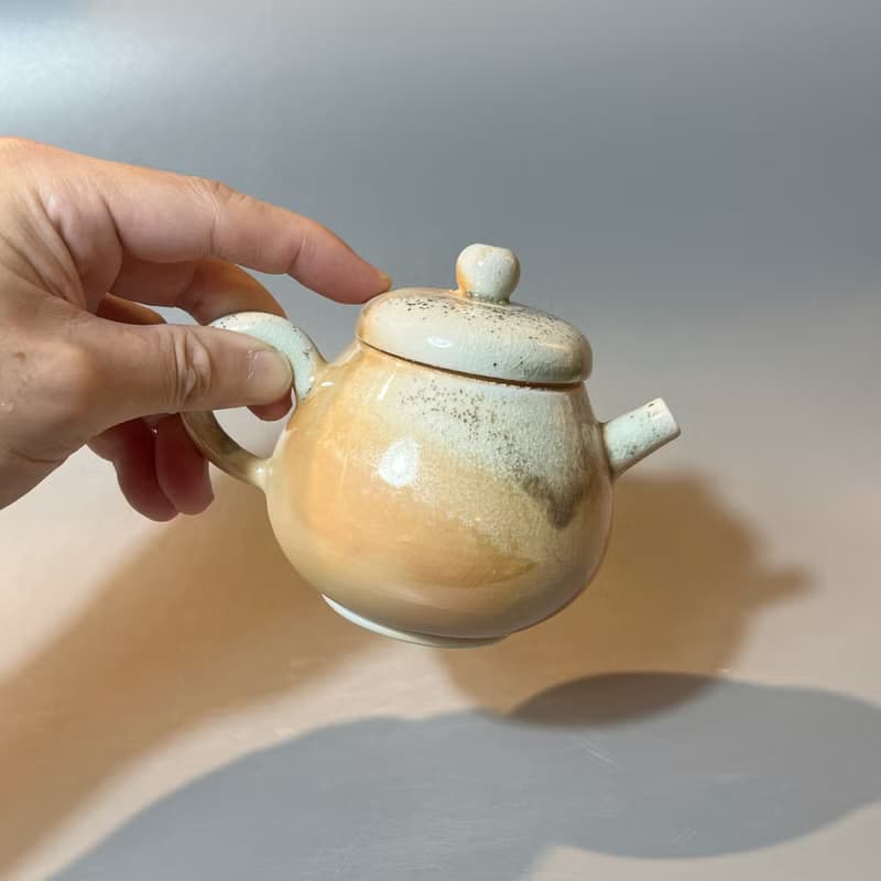 柴燒瓷土重落灰正把茶壺  / 小平凡手作