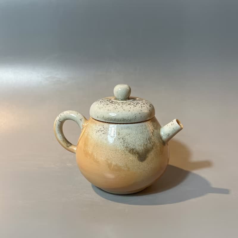 柴燒瓷土重落灰正把茶壺  / 小平凡手作