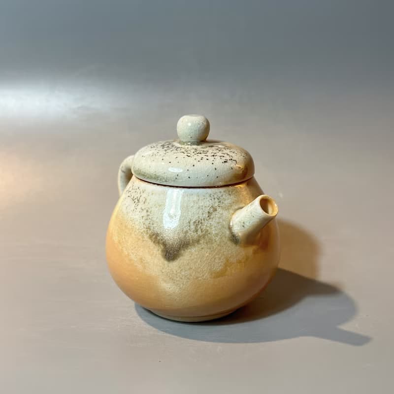 柴燒瓷土重落灰正把茶壺  / 小平凡手作