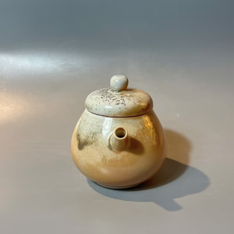 柴燒瓷土重落灰正把茶壺  / 小平凡手作