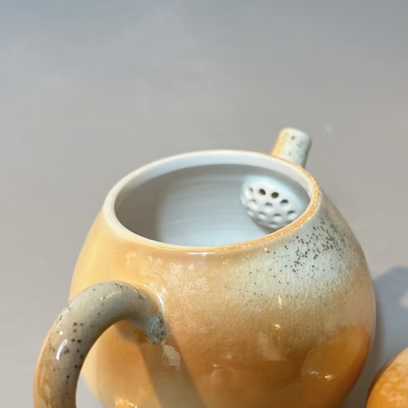 柴燒瓷土重落灰正把茶壺  / 小平凡手作