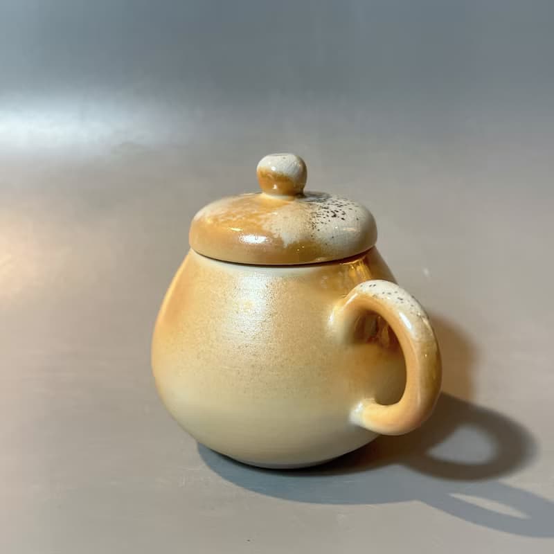 柴燒瓷土重落灰正把茶壺  / 小平凡手作
