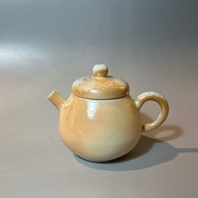 柴燒瓷土重落灰正把茶壺  / 小平凡手作