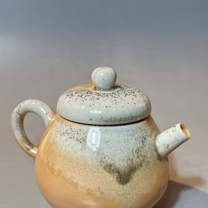 柴燒瓷土重落灰正把茶壺  / 小平凡手作