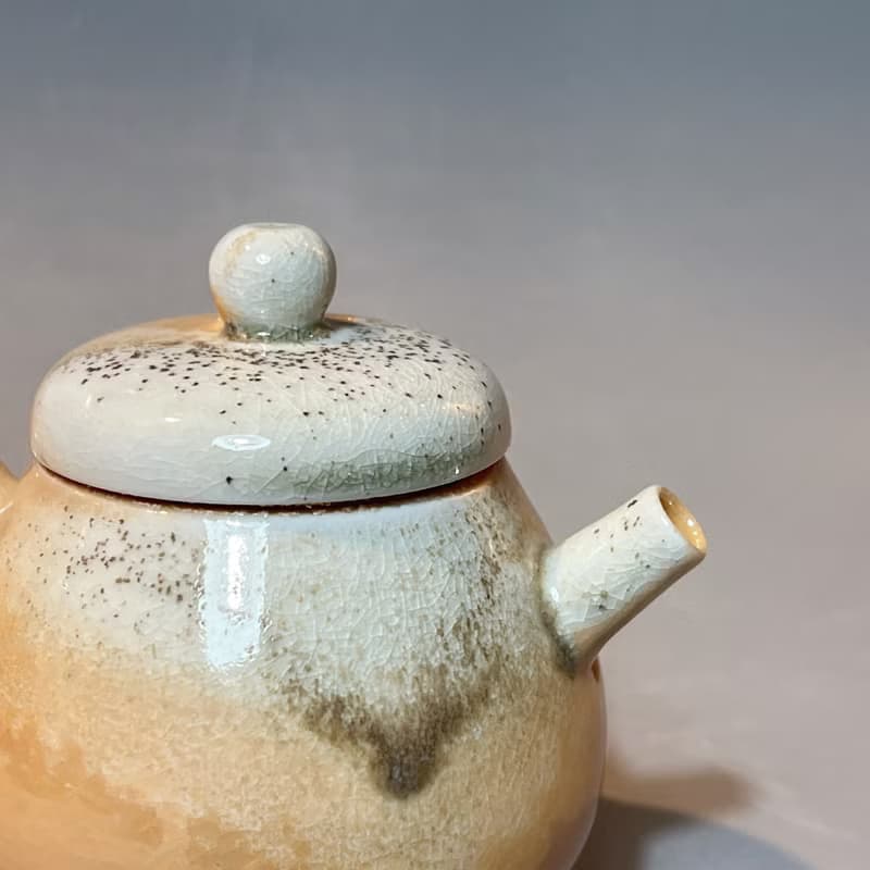 柴燒瓷土重落灰正把茶壺  / 小平凡手作