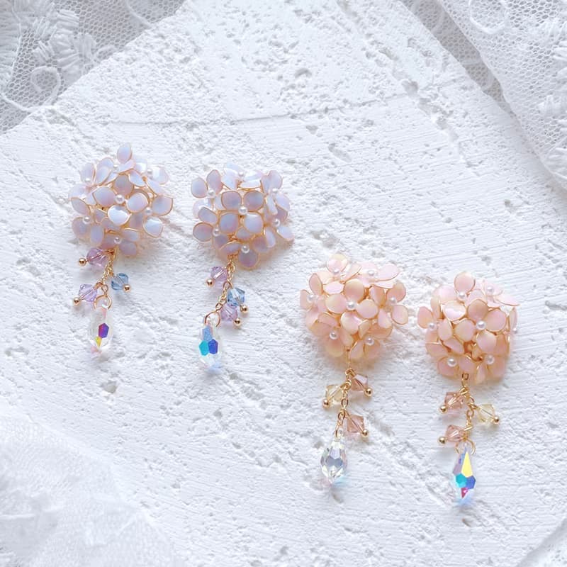 【雨季繡球】樹脂水晶花耳環