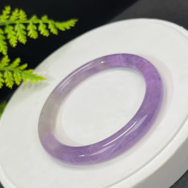 精品 紫水晶手鐲 60+MM 冰透閃片圓條紫色水晶手環 靈性和諧平詣
