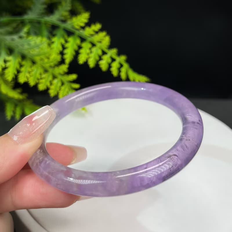 精品 紫水晶手鐲 60+MM 冰透閃片圓條紫色水晶手環 靈性和諧平詣