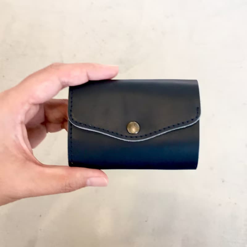 栃木レザー　ヌメ革の三つ折コンパクト財布　選べる無料or有料刻印【ネイビー】