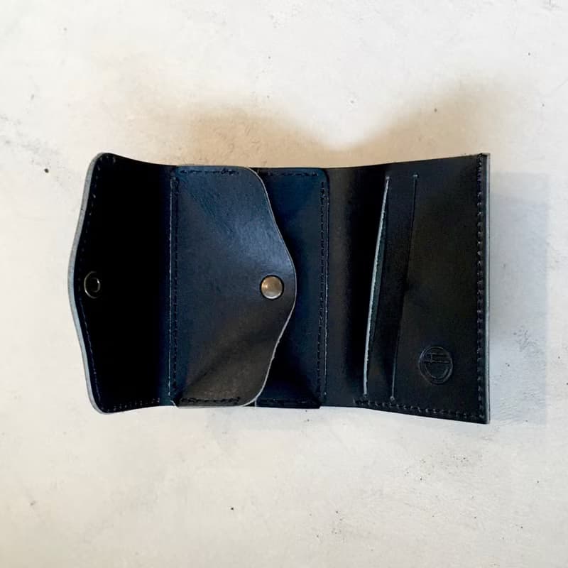 栃木レザー　ヌメ革の三つ折コンパクト財布　選べる無料or有料刻印【ネイビー】