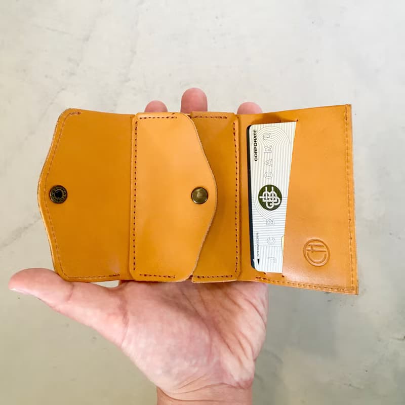 栃木レザー　ヌメ革の三つ折コンパクト財布　選べる無料or有料刻印【ネイビー】