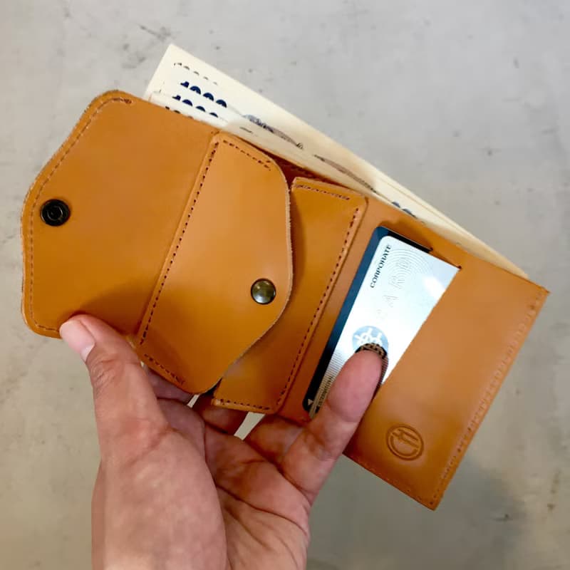 栃木レザー　ヌメ革の三つ折コンパクト財布　選べる無料or有料刻印【ネイビー】