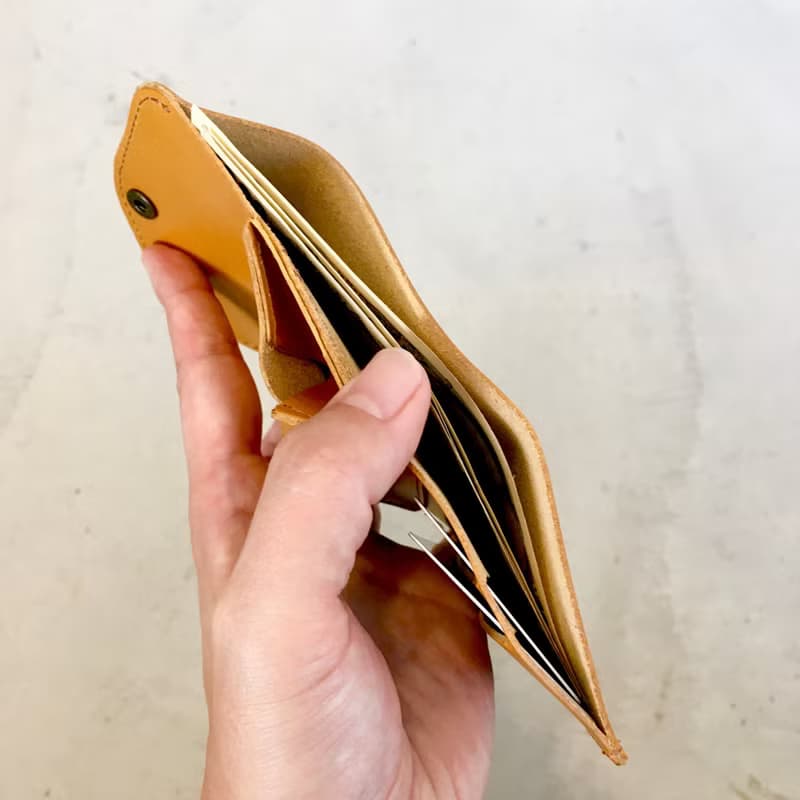 栃木レザー　ヌメ革の三つ折コンパクト財布　選べる無料or有料刻印【ネイビー】