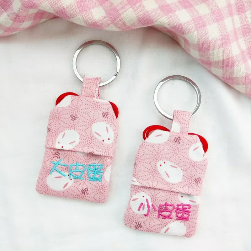 【平安幸褔】拖鞋兔兔。結婚禮物2入。御守款平安符袋 (可繡名字)