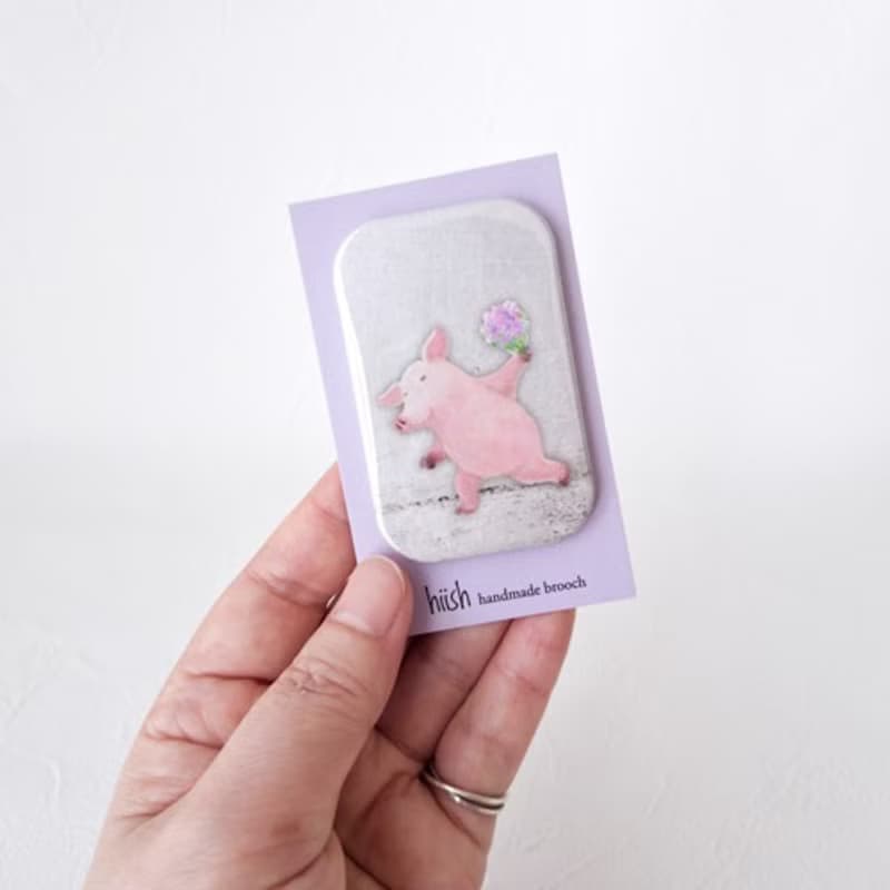 絵になる缶バッジ(子豚と花束/70×40サイズ)