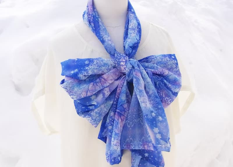 二週間【Snow colored flowers】水彩画　シフォンストール　アートスカーフ　藍　ショール　男性への贈り物　誕生日プレゼント　母の日　クリスマス