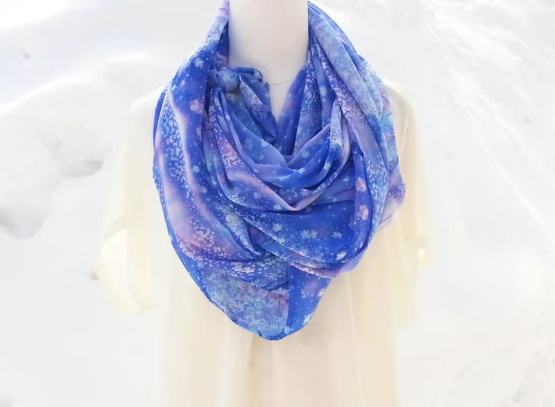 二週間【Snow colored flowers】水彩画　シフォンストール　アートスカーフ　藍　ショール　男性への贈り物　誕生日プレゼント　母の日　クリスマス
