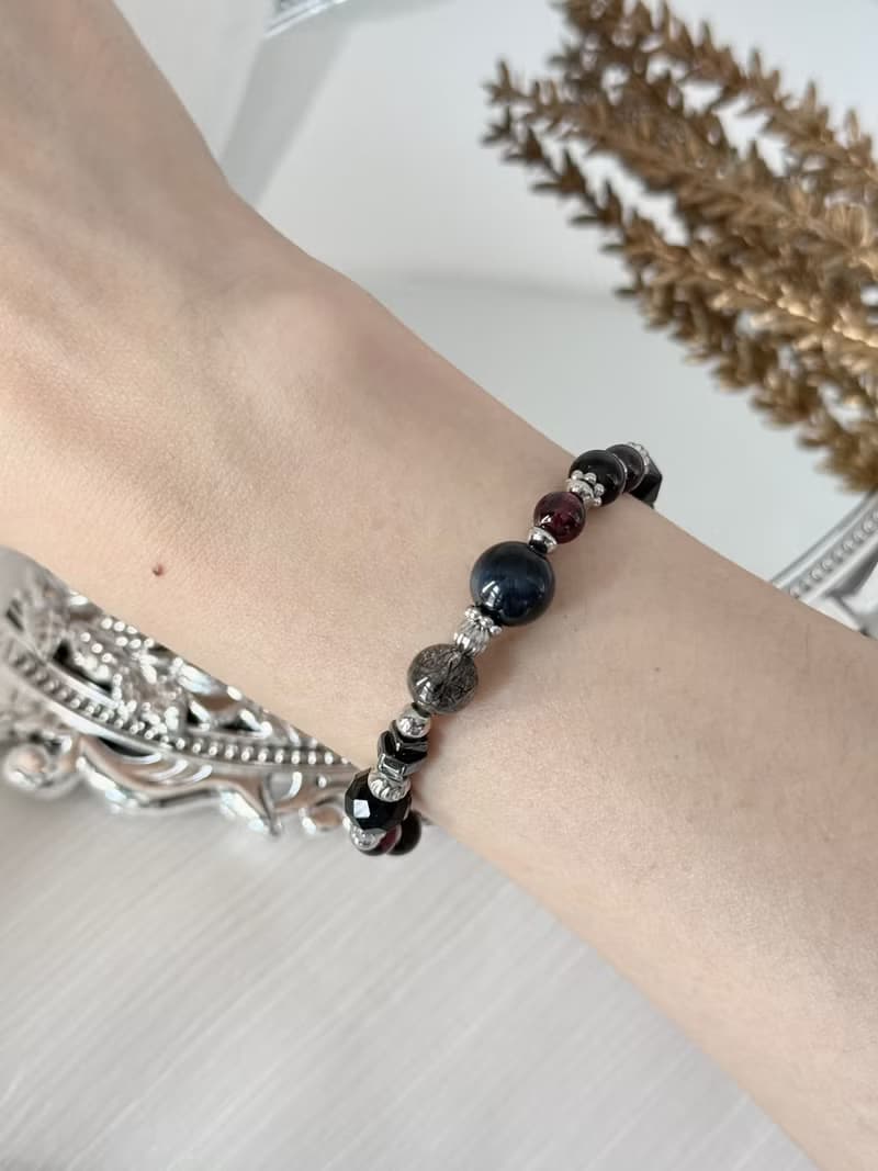 女王律令水晶手鍊 - 醫療鋼/鷹眼石/黑髮晶/黑碧璽/紅石榴石