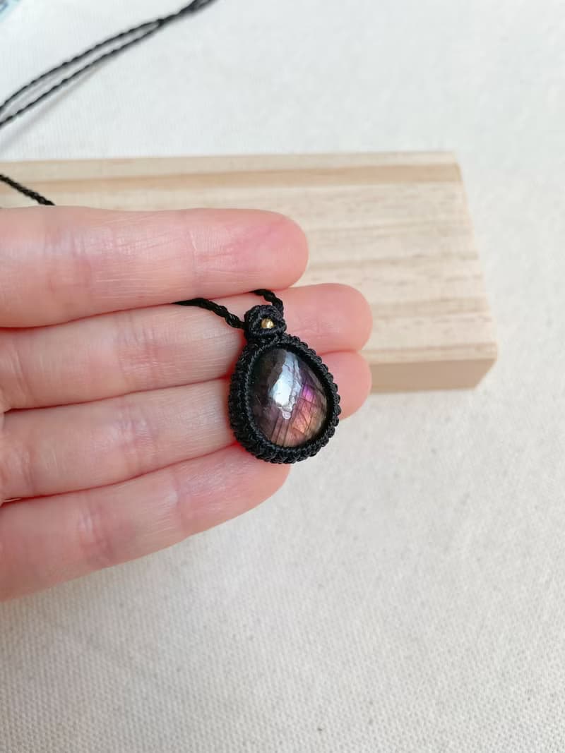 蠟線編織/低調紫光拉長石項鍊/簡約黑色