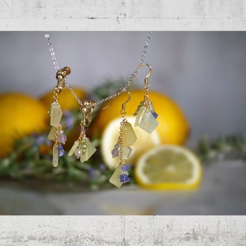 イエローオパールのスライスレモン風イヤアクセサリー
