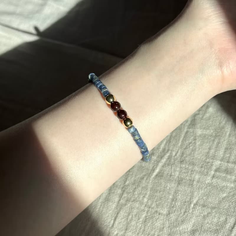 【釐清自我】藍紋石石榴石18K簡約鍍金輕手鏈 驅除壓力 堅定勇氣