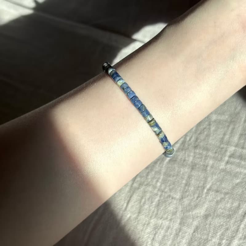 【釐清自我】藍紋石石榴石18K簡約鍍金輕手鏈 驅除壓力 堅定勇氣