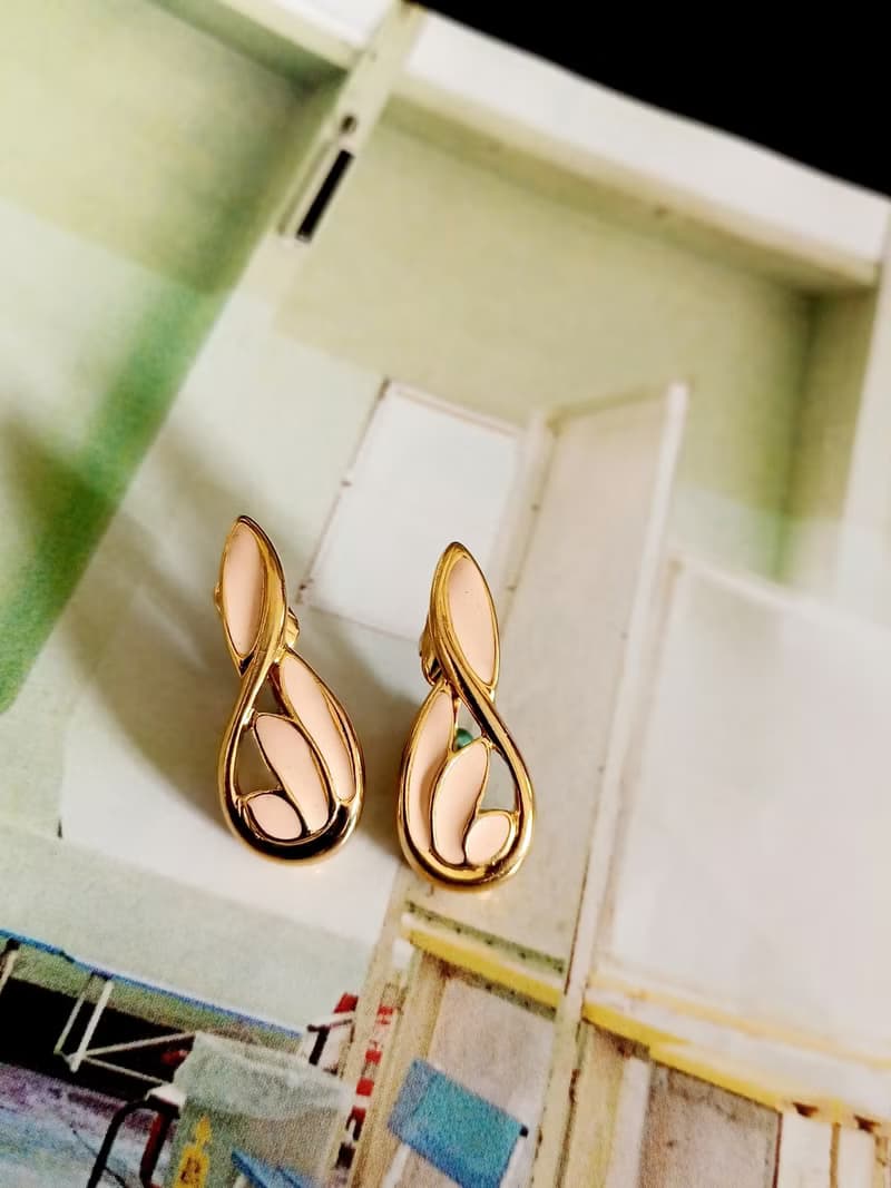 vintage jewelry Trifari 粉色琺瑯美型 夾式耳環