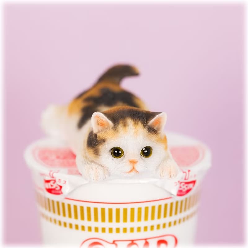 デバリエ ca216m【正規品】猫の置物 三毛猫 カップラーメン マグネット レジン製 ギフト かわいい 誕生日プレゼント