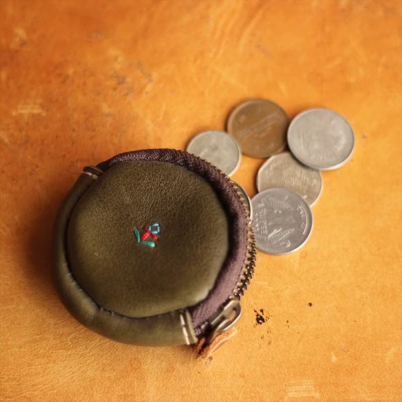 【スリムなSurina /  マチ大きめのMacarnaで選択】マカロン型コインケース【革6色と糸12色で選択】無料で名入れ・刺繍・糸色カスタム / 日本製