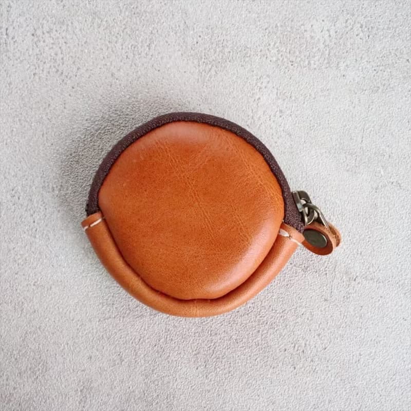 【スリムなSurina /  マチ大きめのMacarnaで選択】マカロン型コインケース【革6色と糸12色で選択】無料で名入れ・刺繍・糸色カスタム / 日本製