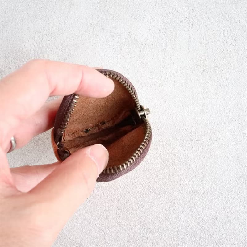 【スリムなSurina /  マチ大きめのMacarnaで選択】マカロン型コインケース【革6色と糸12色で選択】無料で名入れ・刺繍・糸色カスタム / 日本製