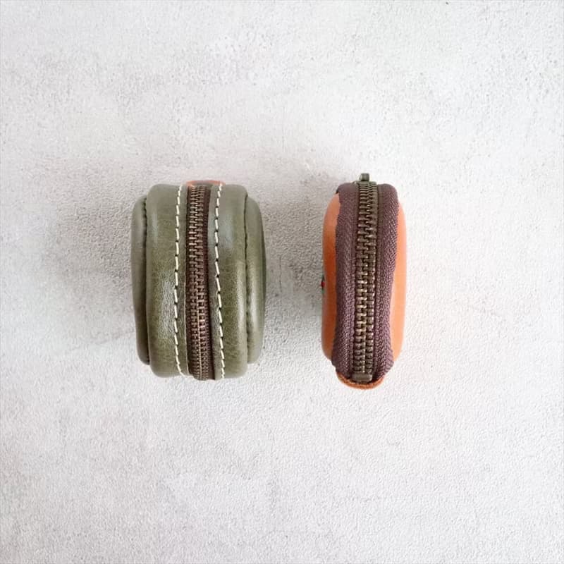 【スリムなSurina /  マチ大きめのMacarnaで選択】マカロン型コインケース【革6色と糸12色で選択】無料で名入れ・刺繍・糸色カスタム / 日本製