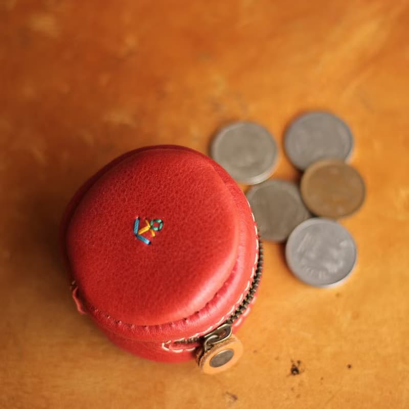 【スリムなSurina /  マチ大きめのMacarnaで選択】マカロン型コインケース【革6色と糸12色で選択】無料で名入れ・刺繍・糸色カスタム / 日本製