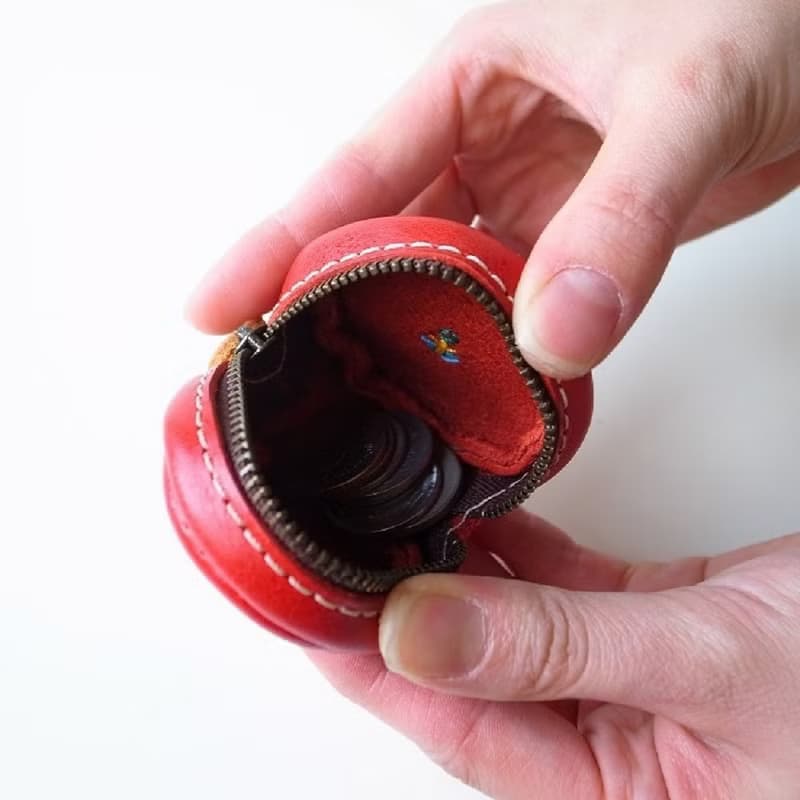 【スリムなSurina /  マチ大きめのMacarnaで選択】マカロン型コインケース【革6色と糸12色で選択】無料で名入れ・刺繍・糸色カスタム / 日本製