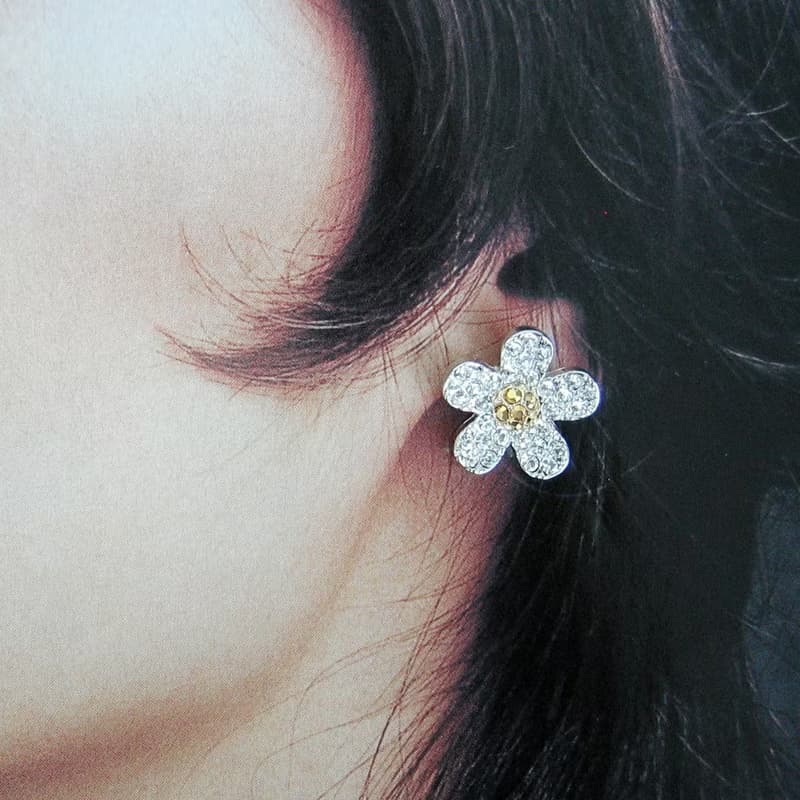 Daisy stud earrings, Daisy jewelry,Flower earrings, Statement stud earrings
