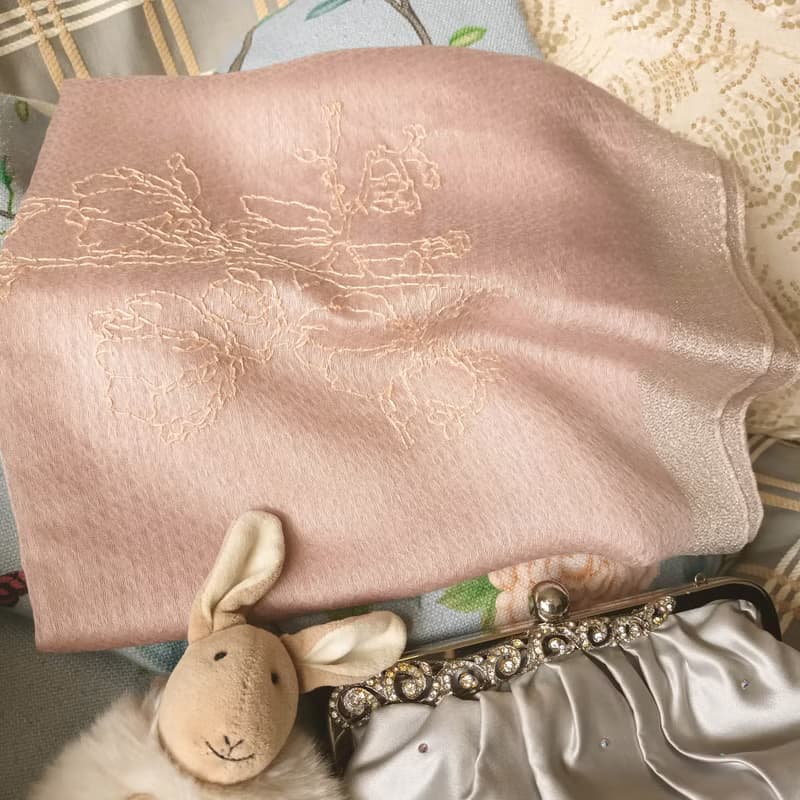 預購品 免費手綉字母 手工刺繡百搭真絲羊毛長圍巾-玉蘭花的遊樂