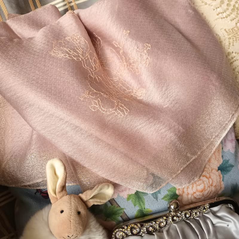 預購品 免費手綉字母 手工刺繡百搭真絲羊毛長圍巾-玉蘭花的遊樂