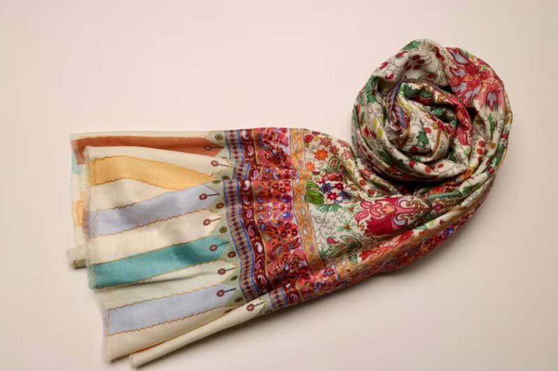 【畢業禮物】喀什米爾羊絨手工印染刺繡鵝黃小花園圍巾披肩卡尼